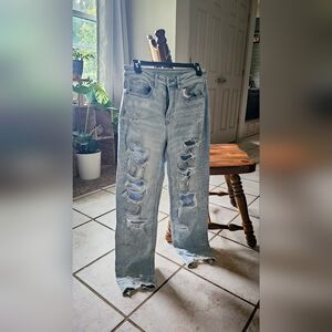 American Eagle distressed Mom Jeans Size 8